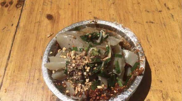 丽江的特色小吃“鸡豆凉粉”，凉粉加辣椒？你吃过这样的凉粉吗？