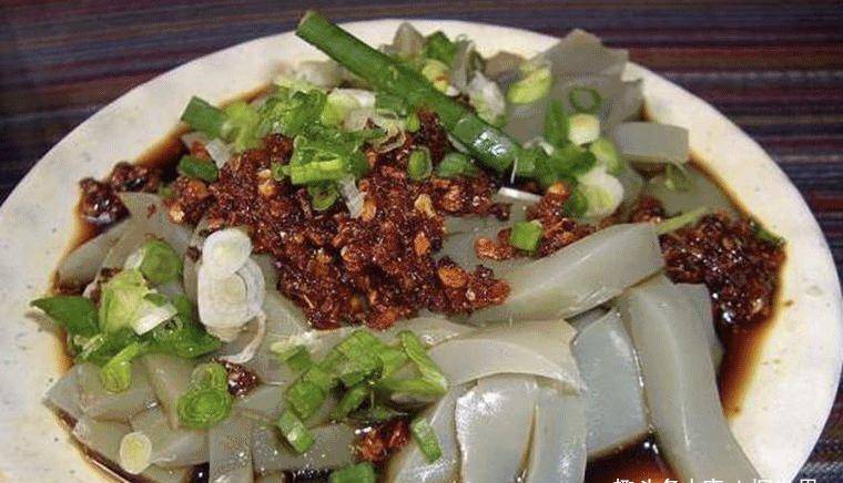 丽江的特色小吃“鸡豆凉粉”，凉粉加辣椒？你吃过这样的凉粉吗？