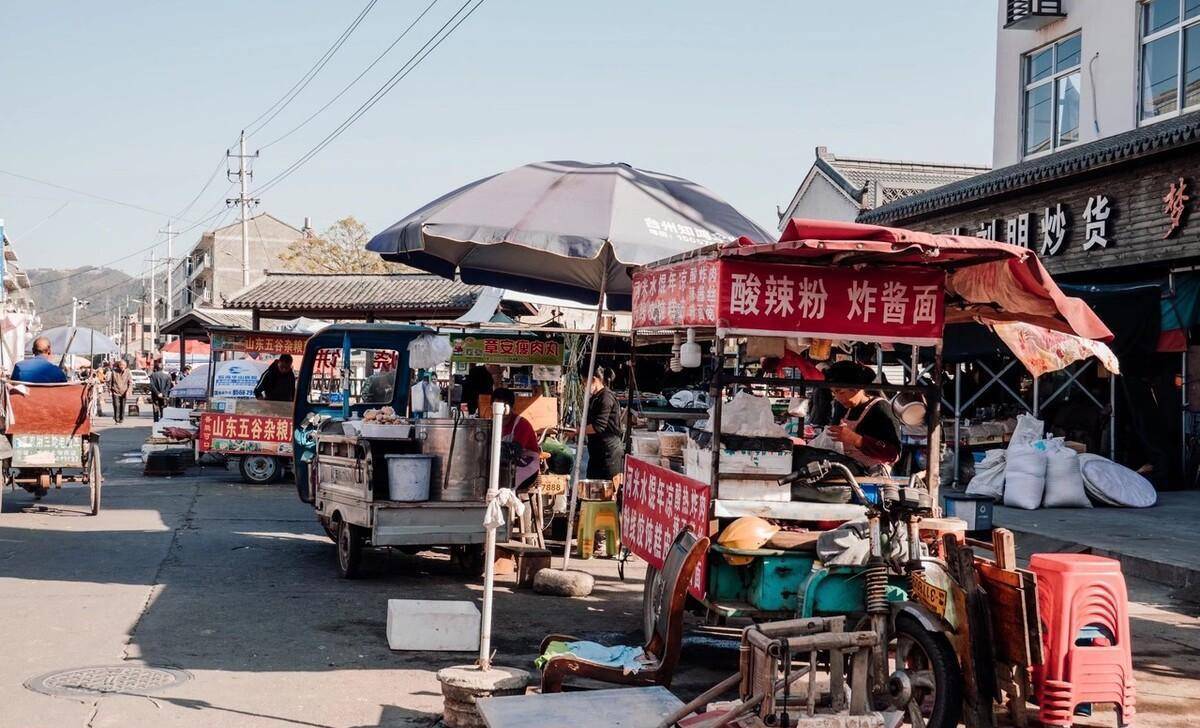 社会百态！女子摆摊被同行打砸，烤肠散落一地，女子无奈且辛酸