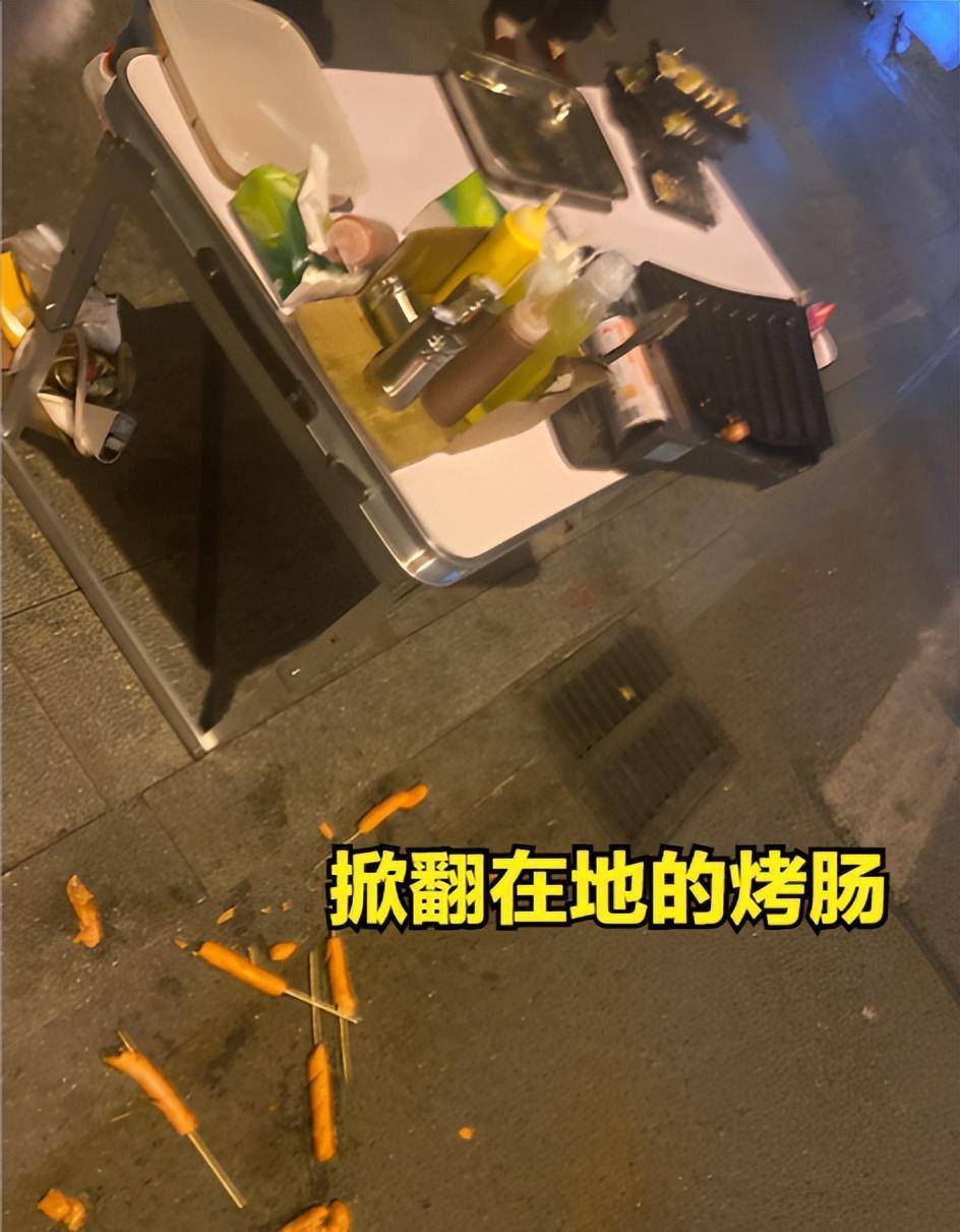 社会百态！女子摆摊被同行打砸，烤肠散落一地，女子无奈且辛酸