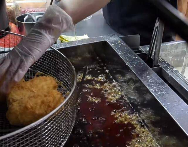 台湾街头的芝士土豆，各种配料往上一堆，谁还能认出这是土豆