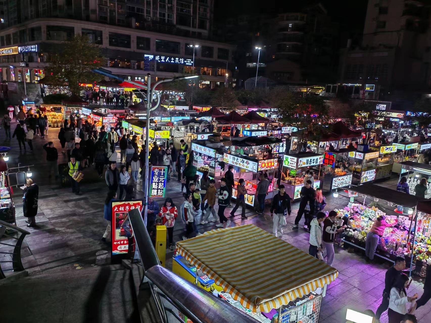 周末酒店房价翻番，水果捞日售百余杯“不成问题”，柳州最近有多火？