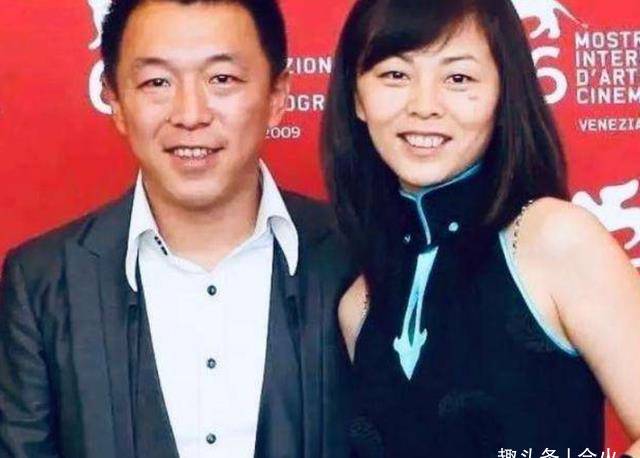 47岁黄渤拍戏被围观！穿西装逛小吃街肚腩突出，手上婚戒太抢镜