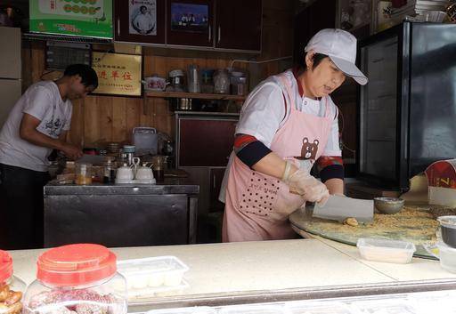 初遇金华熙春巷，竟然全是卖饼的？当地人称“饼街”