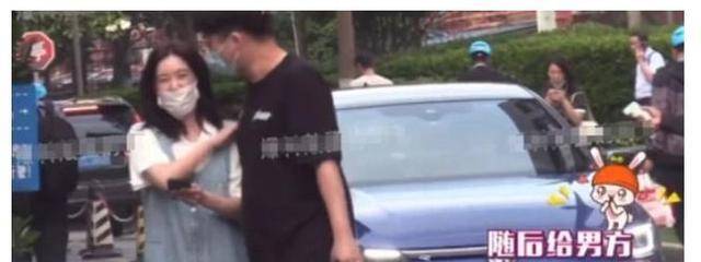 阚清子新恋情曝光，两人街头牵手买小吃，新男友是型男