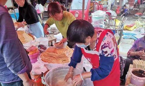 无量山特色小吃：南涧味道锅巴油粉流程无量的自然保护区锅巴味道