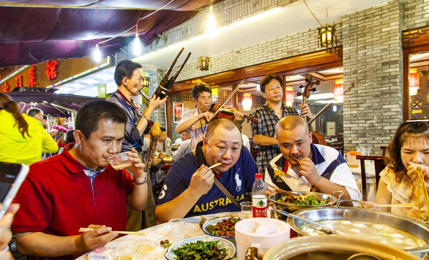 中国最火爆的8条美食街，特色小吃一天吃不完，堪称吃货的天堂